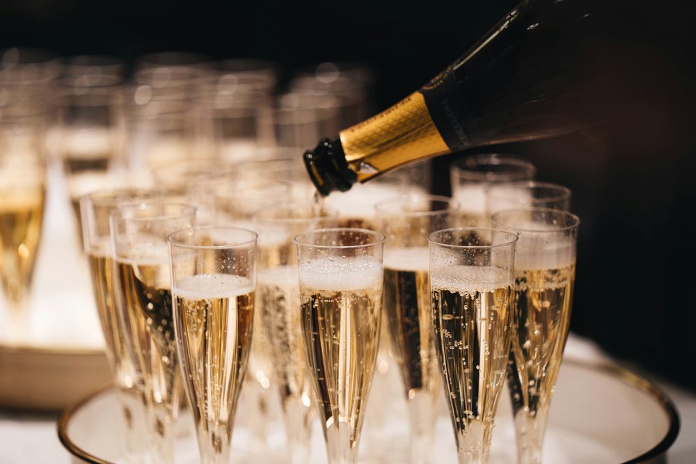 Coupes de champagne servies lors du cocktail